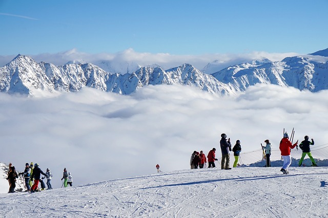 lyžaři na kopci